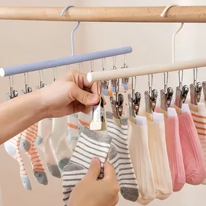 Detalle de cerca de la percha de acero inoxidable con múltiples clips para secar calcetines