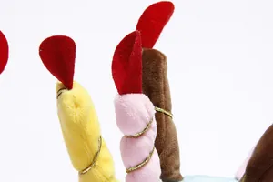Dettaglio macro delle candele di peluche e bordi dorati su un cappello di compleanno.