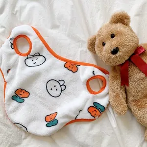 Primer plano de un chaleco de forro polar para mascotas con lindos estampados.