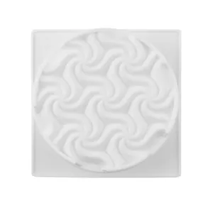 Vista dettagliata di uno stampo per torta in silicone bianco con disegno a spirale.