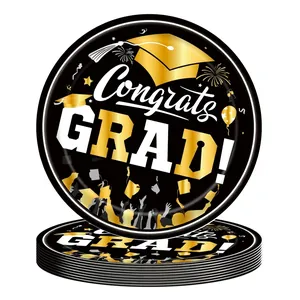 Stapel schwarzer und goldener Einweg-Pappteller mit Congrats GRAD Abschluss-Themendesign