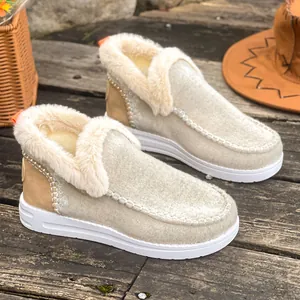 Détail de bottes de neige chaudes pour femmes avec doublure en peluche et semelles épaisses.