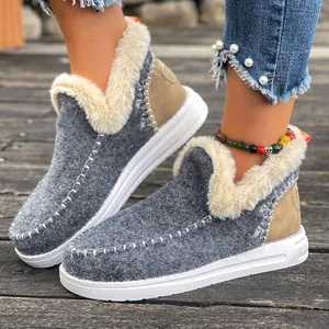 Détail de bottes de neige grises avec doublure en fausse fourrure et semelle plateforme