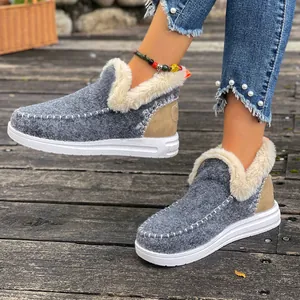 Vue latérale de bottes d'hiver grises pour femmes avec doublure en fausse fourrure douce