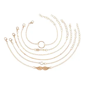 Vista detallada del juego de 6 pulseras doradas con dijes de alas y flechas para mujer.