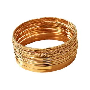 Elegante conjunto de brazaletes dorados de varias capas para mujer estilo vintage