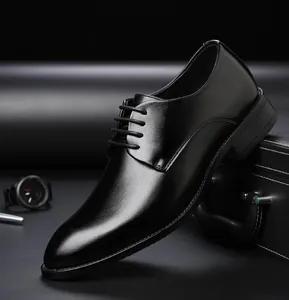 Detailansicht eines hochwertigen schwarzen Leder-Schnürschuhs mit poliertem Finish