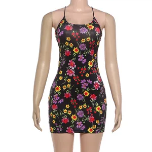 Detailansicht eines sexy schwarzen Minikleides mit lebhaftem Blumenmuster auf einer Schaufensterpuppe.