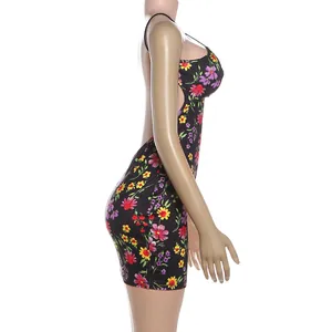 Seitenprofil eines sexy blumigen Neckholder-Minikleids mit rückenfreiem Slim-Fit Design