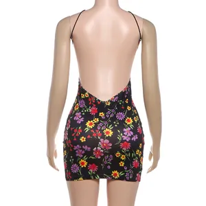 Rückansicht eines sexy figurbetonten Kleides mit Blumenmuster und tiefem Rückenausschnitt