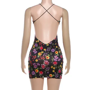 Detailansicht des sexy rückenfreien Blumenkleids mit überkreuzten Trägern und Passform.
