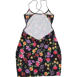 Nahaufnahme des sexy Halter-Rückens mit Kreuzträgern bei einem geblümten Minikleid.