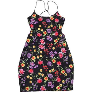 Sexy figurbetontes Kleid mit Blumenmuster, Cross-Halterneck und Rückenausschnitt für Damen.