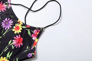 Detailansicht des überkreuzten Neckholder-Ausschnitts an einem floralen Sommerkleid