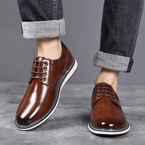 Detailaufnahme brauner Leder-Herrenschuhe mit stilvoller weißer Kontrastsohle