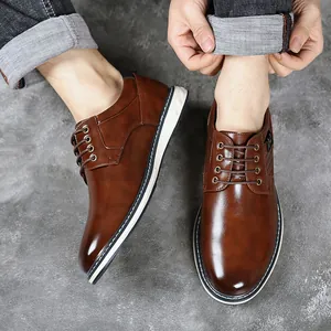 Detailansicht brauner Herrenlederschuhe mit eleganten Schnürsenkeln und weißer Sohle.