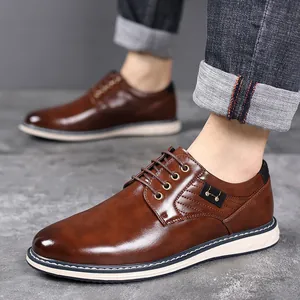 Detailansicht stilvoller brauner Herren-Lederschuhe mit weißen Sohlen für die Arbeit.