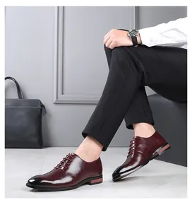 Gros plan de chaussures élégantes en cuir bordeaux pour hommes dans un cadre pro