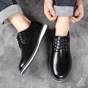 Modische schwarze Herren-Lederschuhe mit Schnürung und kontrastierenden weißen Sohlen