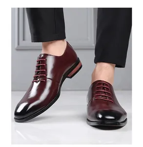 Gros plan de chaussures en cuir bordeaux pour hommes élégants avec bout dégradé poli.