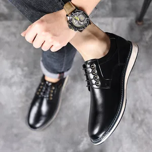 Nahaufnahme eleganter schwarzer Leder-Herrenschuhe in einem Fashion-Lifestyle-Umfeld