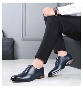 Vue détaillée de chaussures de ville élégantes en cuir bleu marine pour hommes d'affaires