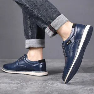 Professionelle Detailansicht stilvoller navyblauer Herren-Lederschuhe getragen mit Jeans