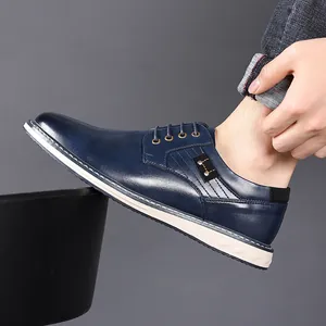 Detailansicht der dunkelblauen Herren Lederschuhe mit dicker weißer Sohle