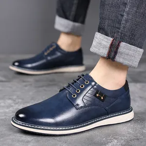 Stilvolle blaue Leder-Herrenschuhe im Business-Casual-Look mit weißer Kontrastsohle