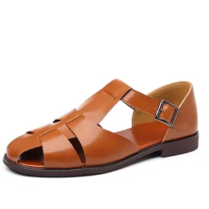 Handgemaakte klassieke bruine leren Romeinse sandalen met een verstelbare gespsluiting