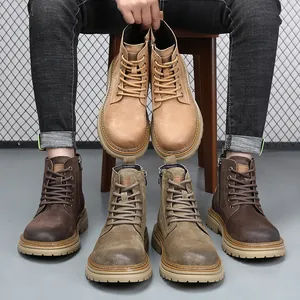 Bottines Martin haut de gamme en cuir pour hommes avec semelles épaisses et colorées.