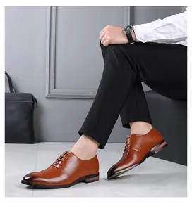 Gros plan détaillé des chaussures richelieu en cuir marron avec un pantalon noir chic