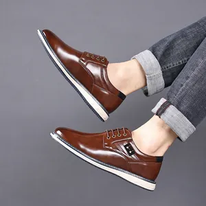 Klassische braune Herren-Lederschuhe für professionelles Büro- und Business-Freizeit-Outfit