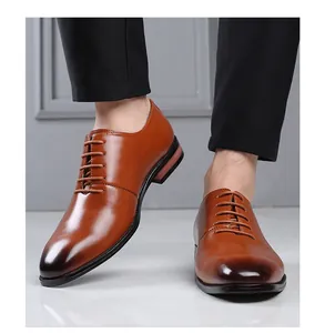 Détail de chaussures richelieu homme en cuir marron avec bout pointu patiné.