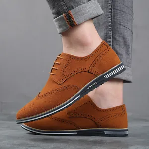 Chaussures décontractées en daim marron pour hommes avec détails de semelle sport.