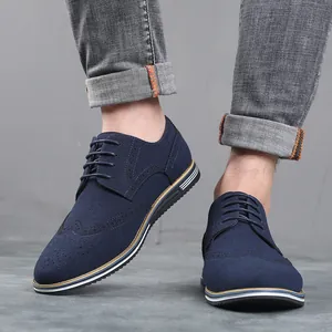 Chaussures richelieus décontractées en daim bleu marine pour hommes sur fond gris