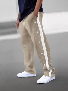 Pantalon de loisirs jacquard kaki pour hommes avec rayures blanches et boutons décoratifs.