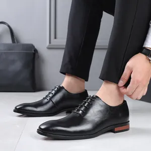 Chaussures habillées classiques en cuir noir pour hommes avec bout pointu et lacets.