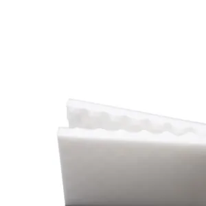 Detail van de golvende witte sponskussens voor het drogen van fondant taartbloemen