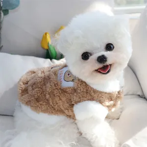 Detailansicht der weichen braunen Fleece-Haustierweste mit Bären-Patch auf kleinem Hund