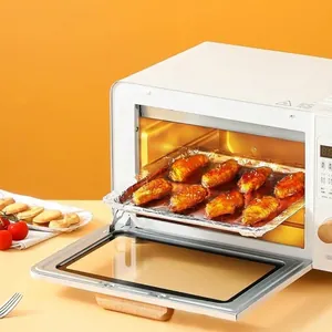 Rotolo di carta stagnola spessa per cuocere le ali di pollo in un forno elettrico