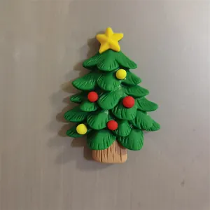 Primo piano dettagliato di un magnete da frigorifero a forma di albero di Natale 3D