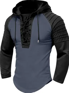 Détail du haut à capuche pour hommes bicolore avec laçage et texture de manches.