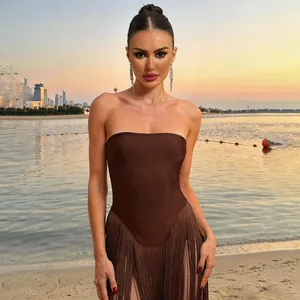 Eleganter brauner trägerloser Body mit langen Fransen am herrlich sonnigen Strand.