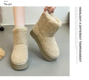 Dettaglio di stivali da neve beige in shearling con suola spessa platform