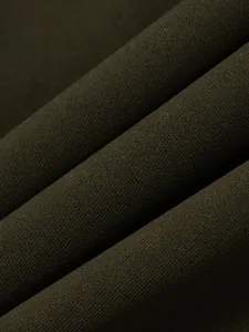 Gros plan sur la texture du tissu respirant vert olive foncé pour polo pour homme.