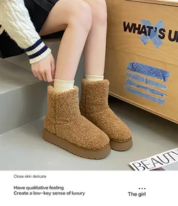 Dettaglio di stivali da neve con plateau foderati in caldo pile da donna color cammello.
