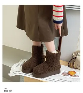 Stivali da neve platform in peluche marrone per donna, caldi e alla moda per l'inverno.
