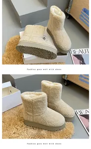 Primo piano di stivali da neve da donna in sherpa crema con suola platform spessa