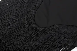 Detailaufnahme der dichten schwarzen Fransen an einem sexy rückenfreien Body-Anzug